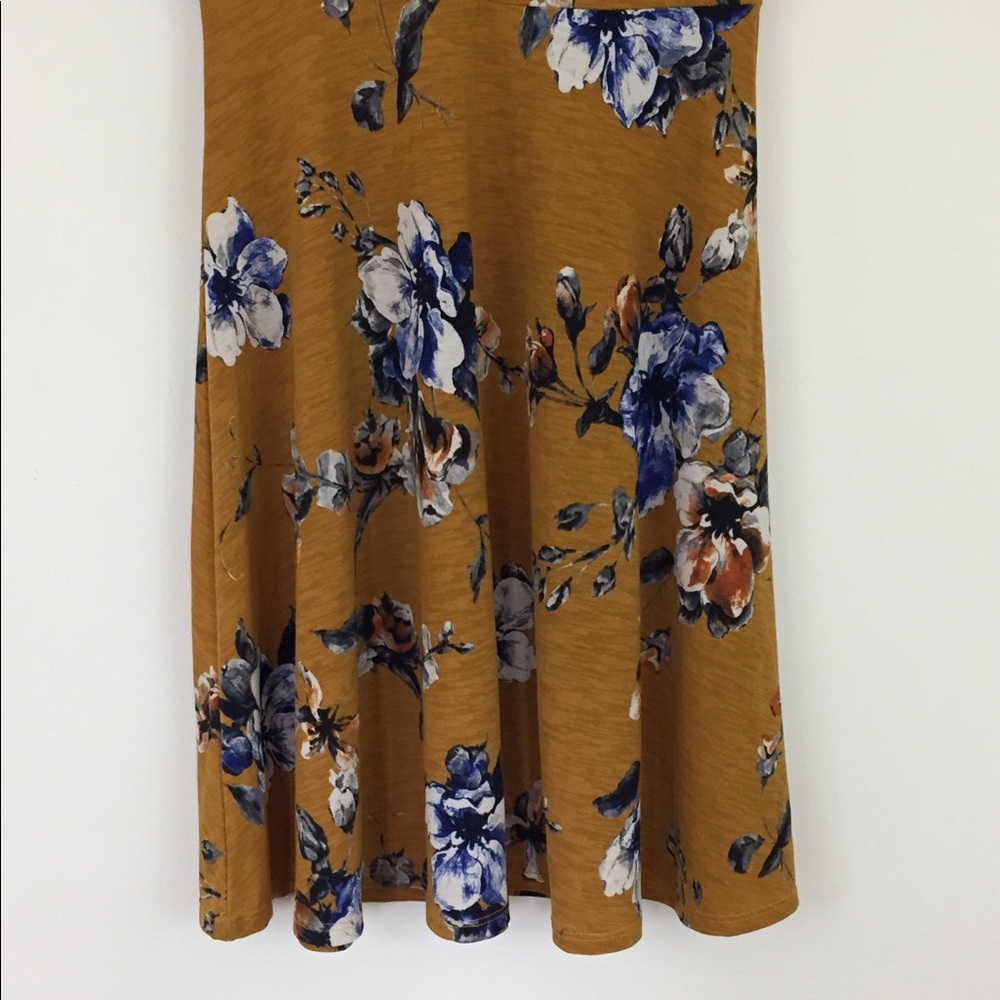 ❣️SOLD❣️Gilli Floral dress - Picture 4 of 6